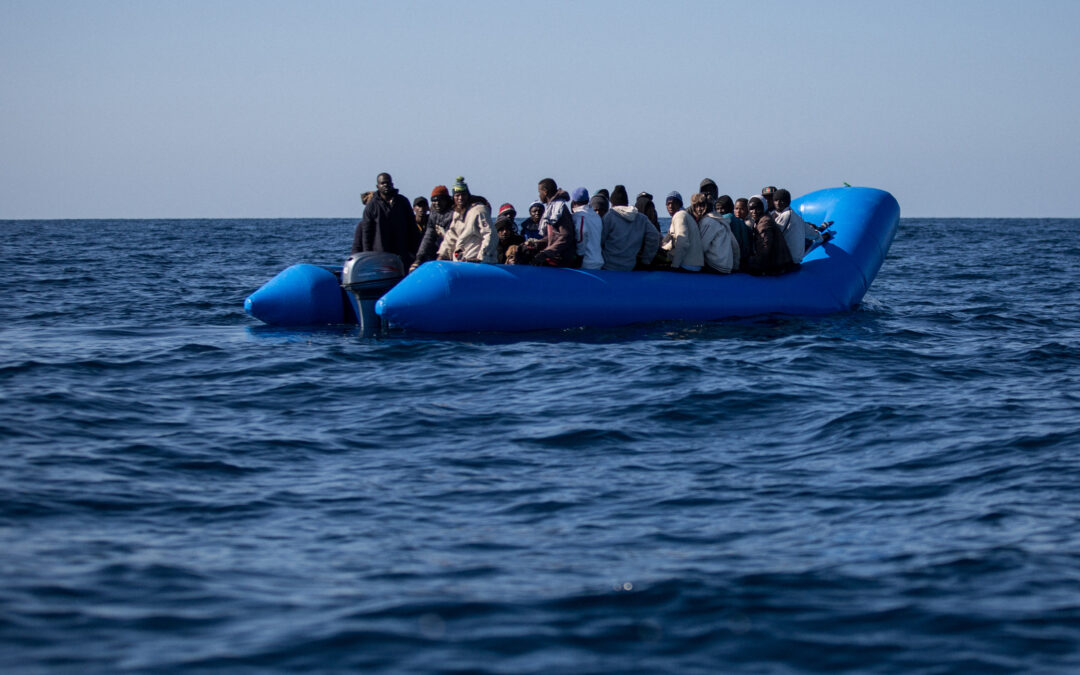 Migrants : les passeurs appellent-ils directement les bateaux des ONG ?