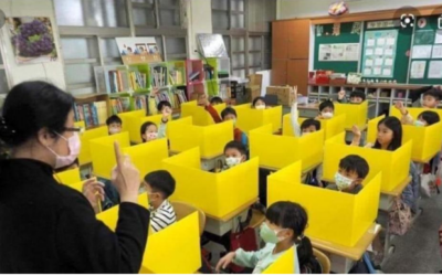 D'où vient cette photo d'une salle de classe équipée de paravents entre les élèves ?
