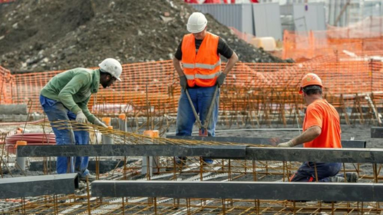 Dispositif polémique, combien la France accueille-t-elle de travailleurs détachés ?