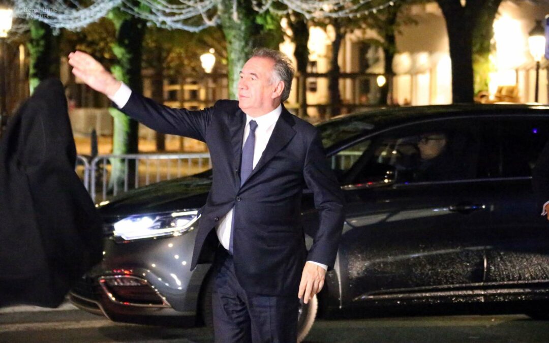 Mais pourquoi François Bayrou a-t-il lancé son manteau dans le public ?