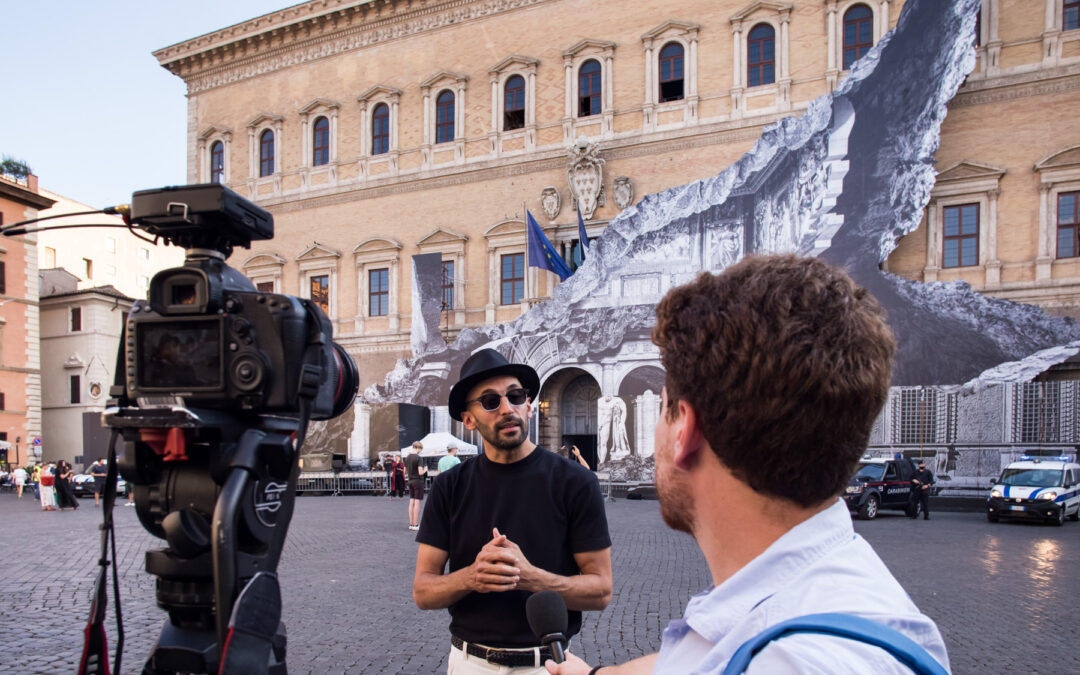 Installation de JR au Palais Farnèse à Rome